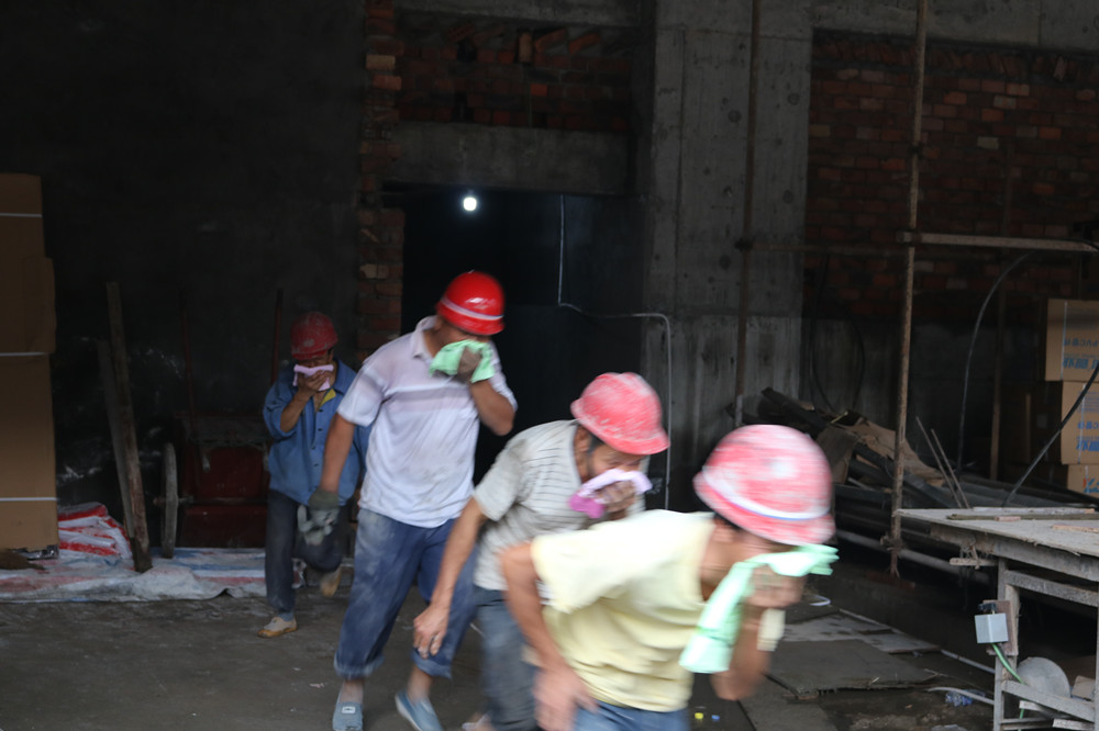 福建易順建筑工程有限公司“東升商城”工程2017年度《安全生產(chǎn)月》消防、救援應急演練