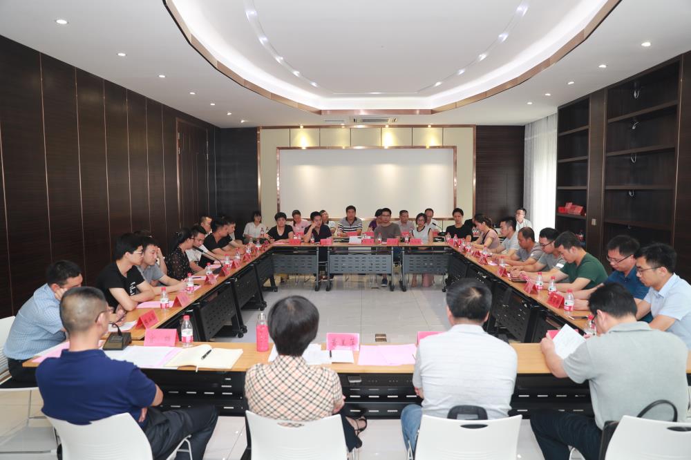 由（縣委常委、政法委書記）官雄主持、黃美萍（縣委書記）蘇建旗（縣長）參加“村企結(jié)對、真情幫扶”簽約授牌儀式、