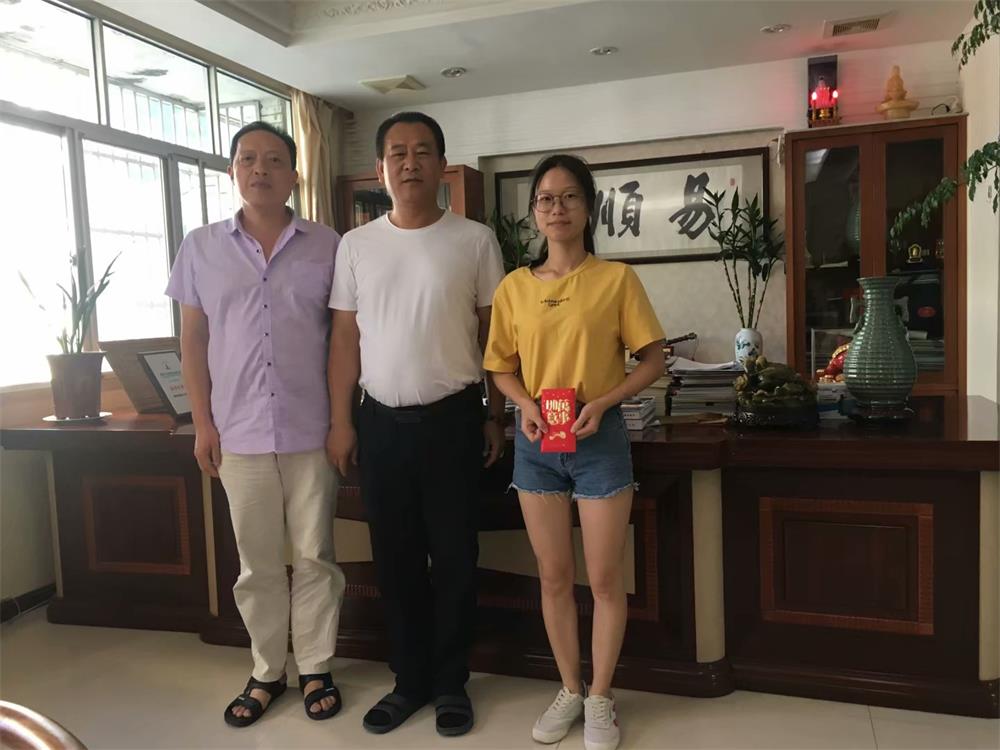知識改變?nèi)说拿\(yùn)，公司職工子女考上大學(xué) 單位頒發(fā)助學(xué)金