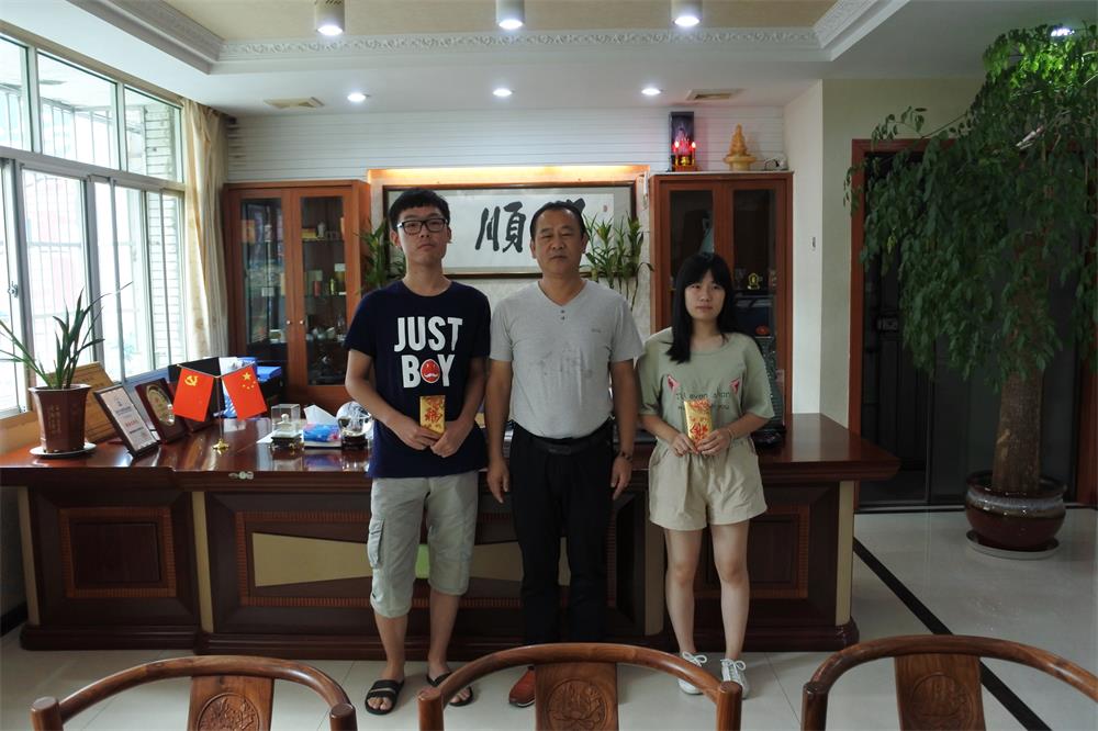 知識改變?nèi)说拿\(yùn)，公司職工子女考上大學(xué) 單位頒發(fā)助學(xué)金