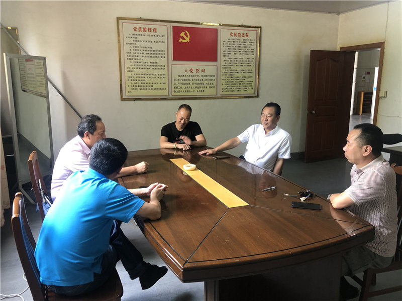 縣企聯(lián)會常務副會長、秘書長、松源商會會長李易順帶隊走訪企業(yè)