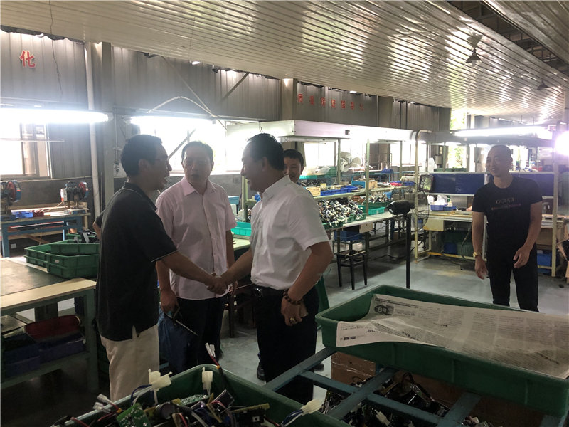 縣企聯(lián)會常務副會長、秘書長、松源商會會長李易順帶隊走訪企業(yè)