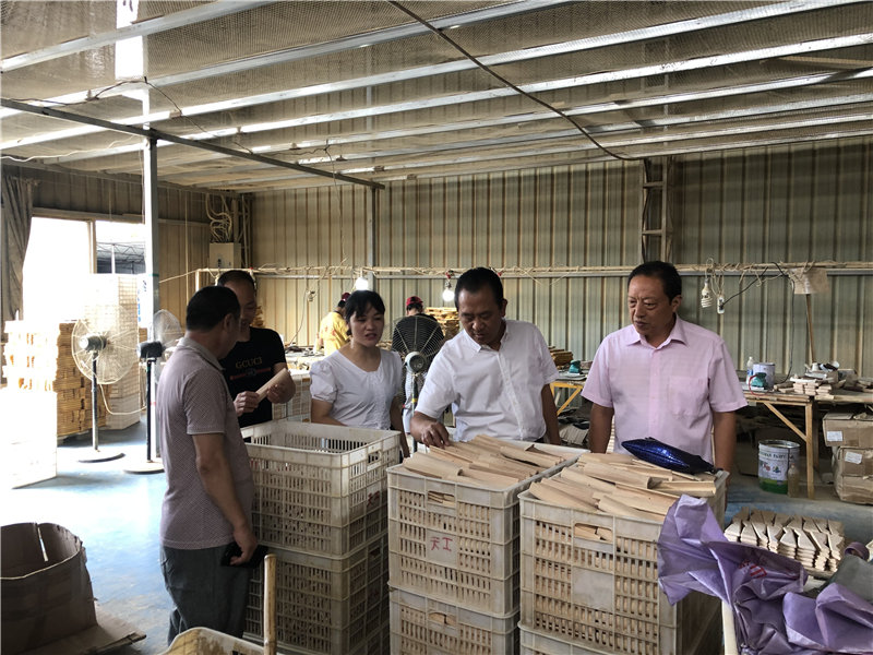 縣企聯(lián)會常務副會長、秘書長、松源商會會長李易順帶隊走訪企業(yè)