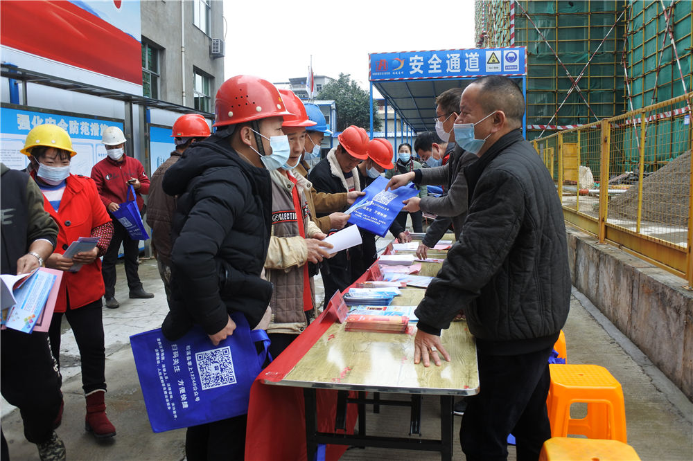 工農(nóng)路農(nóng)貿(mào)市場及安置房綜合體項(xiàng)目部攜手松溪縣總工會(huì)、司法局聯(lián)合開展農(nóng)民工公益法律服務(wù)行動(dòng)