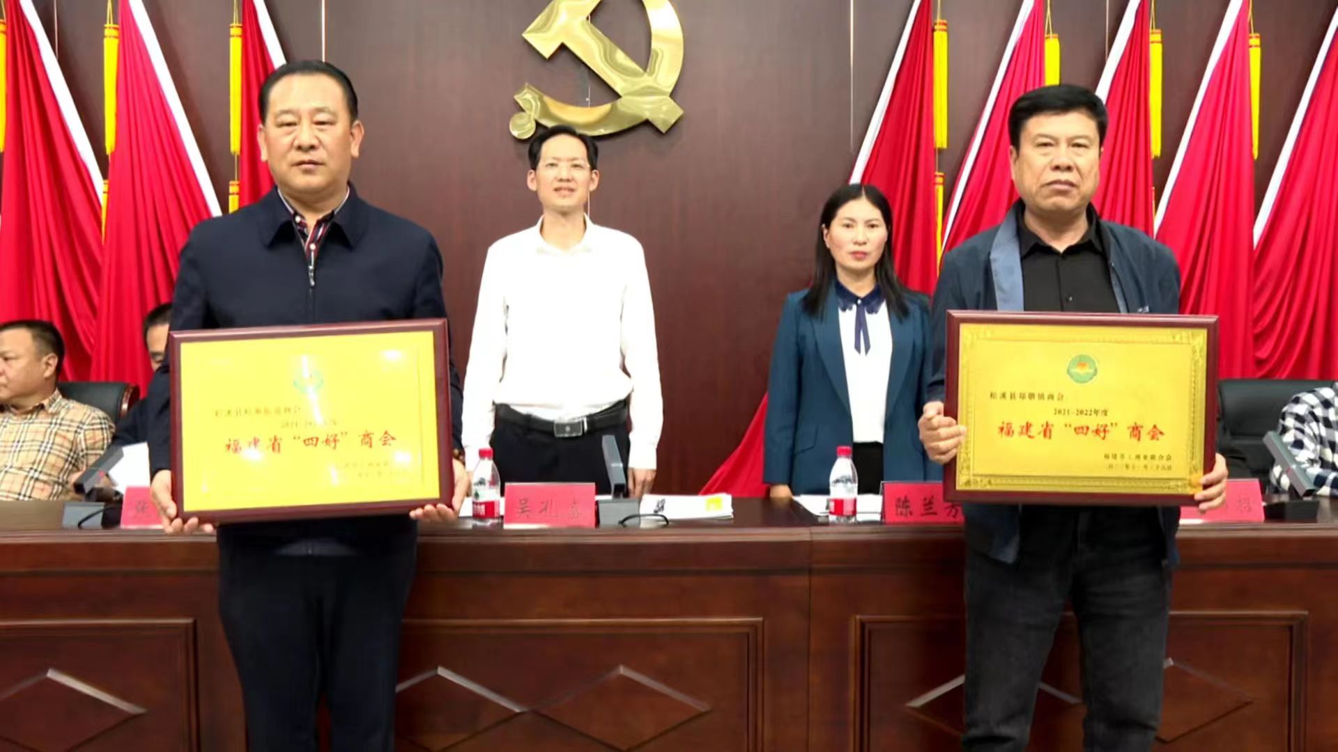 易順建工集團(tuán)董事長李易順作為松溪街道商會(huì)代表領(lǐng)取2021-2022年度福建省“四好”商會(huì)榮譽(yù)獎(jiǎng)項(xiàng)。