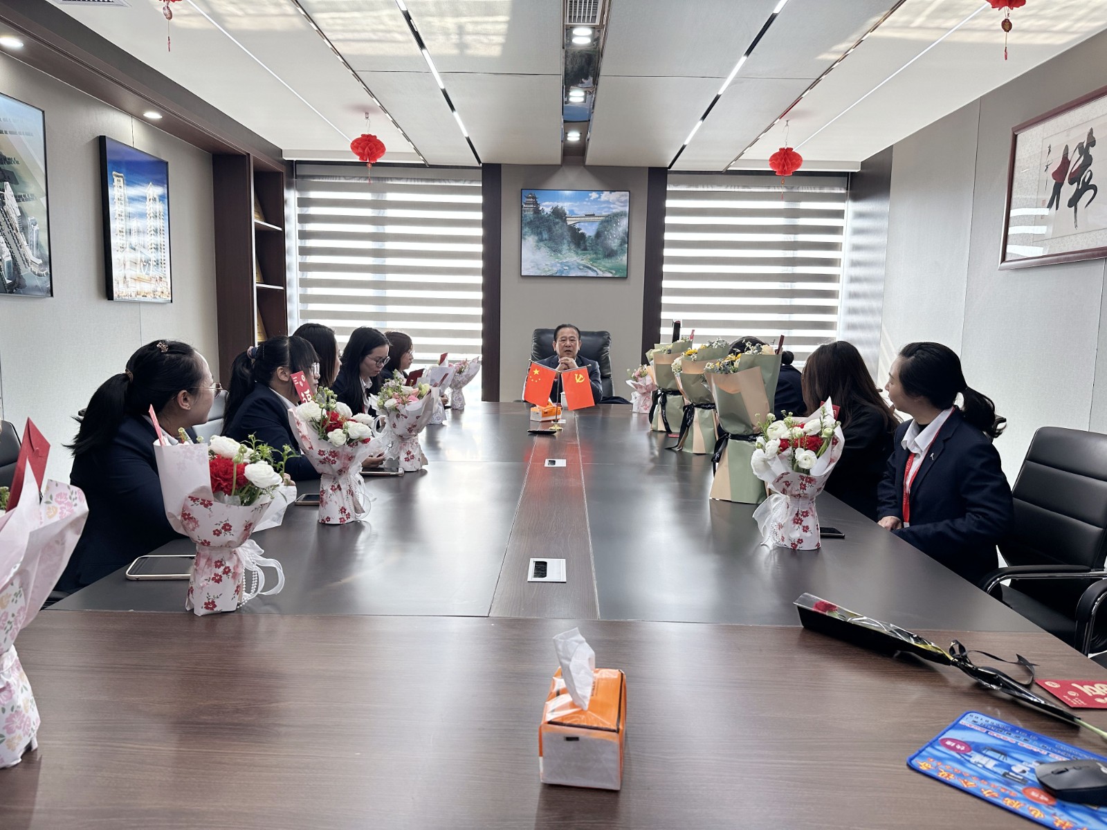“同心協(xié)力 乘風(fēng)破浪 巾幗力量，再創(chuàng)輝煌”易順建工集團(tuán)舉行婦女節(jié)慶祝大會(huì)
